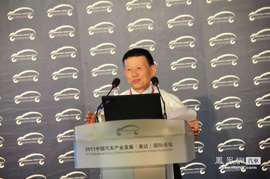 中国汽车工业协会副秘书长熊传林主持大会