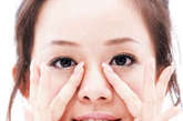 6、鼻咽癌信号：鼻涕带血主要表现为鼻涕中带有少量血丝，特别是晨起鼻涕带血，也可伴有鼻塞，耳鸣、头痛特别是一侧性偏头痛等。

