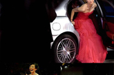 63届威尼斯电影节上，章子怡一袭乔治·阿玛尼（Giorgio Armani）正红色长裙散发出阵阵“皇后娘娘”气场，引得电影节主席马可·穆勒拜倒，虽纯属搞笑，但这一幕堪称华人明星在威尼斯红地毯上的经典时刻。