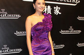 斜肩紫色礼服裙能够凸显长腿，而精致的绣花设计十分的讨巧。