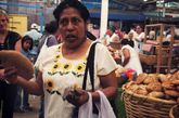 这是我们的向导Yolanda，显然，她和市场里的小贩都很熟悉，每样吃的都买点，然后大家分。