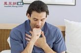 3、肺癌信号：刺激性咳嗽，且久咳不愈或血痰　肺癌多生长在支气管壁，由于癌细胞的生长，破坏了正常组织结构，强烈刺激支气管，引起咳嗽。经抗生素、止咳药不能很好缓解，且逐渐加重，偶有血痰和胸痛发生。

