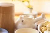 绿茶。如果你正在寻找一种更加健康酌方法来代替早晨的咖啡，为何不来一杯清香宜人的绿茶呢，绿茶含有大量的抗氧化物质。研究发现，绿茶除了能提高身体的新陈代谢水平还能够降低患心脏病。癌症的危险性。但在喝茶时一定要选择绿色有机茶，而不是茶饮料。
