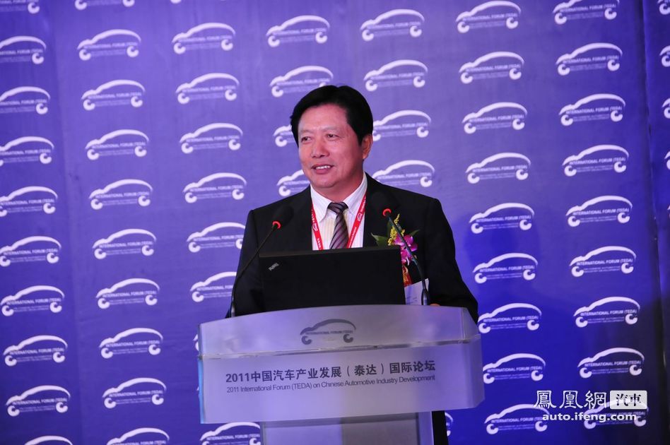 中国汽车技术研究中心副主任张建伟主持会议