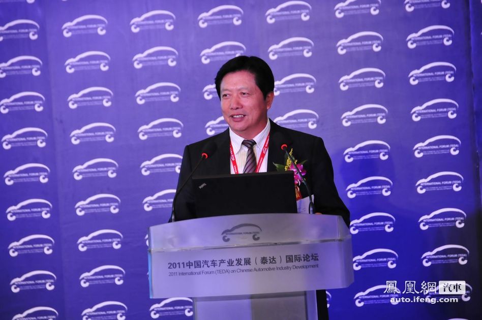 中国汽车技术研究中心副主任张建伟主持会议