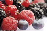 浆果（jiangguo）一种多汁肉质单果。由一个或几个心皮形成，含一粒至多粒种子。如香蕉、番茄、酸果蔓。外果皮为一到数层薄壁细胞，中果皮与内果皮一般难以区分。中果皮、内果皮和胎座均肉质化，含丰富浆汁。任何形小肉质的果实。尤为可食者，亦俗称为berry。木莓(raspberry)、黑莓(blackberry)及草莓(strawberry)的英名中虽均有berry但不是浆果，而是聚合果。椰枣(海枣)是一种单籽浆果，其核是坚硬的营养组织。。西瓜、黄瓜、葫芦等的浆果状果实形长、外皮坚韧，且都是由子房和花托共同发育成的，属假果类型，此类浆果称为瓠果。柑橘类的革质果皮浆果称为柑果， 浆果-番茄其特点是外果皮革质，其上有油囊；中果皮疏松，其中的维管系统即为桔络；内果皮膜质，分若干室，室内生出无数肉质多汁的汁囊，就是人们食用的桔瓣。 
