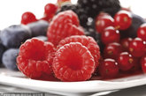 浆果（jiangguo）一种多汁肉质单果。由一个或几个心皮形成，含一粒至多粒种子。如香蕉、番茄、酸果蔓。外果皮为一到数层薄壁细胞，中果皮与内果皮一般难以区分。中果皮、内果皮和胎座均肉质化，含丰富浆汁。任何形小肉质的果实。尤为可食者，亦俗称为berry。木莓(raspberry)、黑莓(blackberry)及草莓(strawberry)的英名中虽均有berry但不是浆果，而是聚合果。椰枣(海枣)是一种单籽浆果，其核是坚硬的营养组织。。西瓜、黄瓜、葫芦等的浆果状果实形长、外皮坚韧，且都是由子房和花托共同发育成的，属假果类型，此类浆果称为瓠果。柑橘类的革质果皮浆果称为柑果， 浆果-番茄其特点是外果皮革质，其上有油囊；中果皮疏松，其中的维管系统即为桔络；内果皮膜质，分若干室，室内生出无数肉质多汁的汁囊，就是人们食用的桔瓣。 
