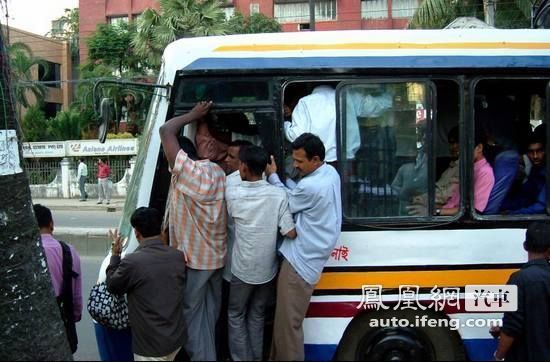 印度破到极致公交车还超载