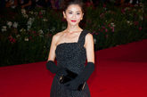当地时间9月2日，蔡卓妍身着黑色单肩高开叉礼服出席了2011威尼斯电影节《白蛇传说》的首映式红毯。