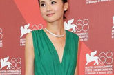 当地时间9月2日，蔡卓妍身着绿色低V高开叉礼服出席了2011威尼斯电影节《白蛇传说》的首映式红毯。
