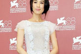 当地时间9月2日，黄圣依身着白色连衣长裙出席了2011威尼斯电影节《白蛇传说》的记者发布会。