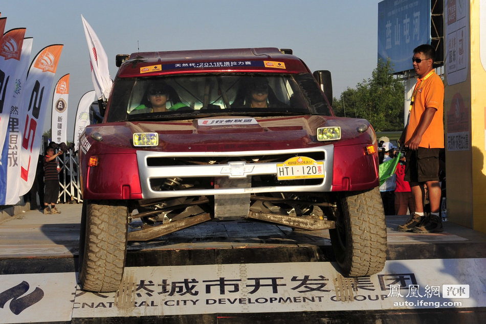 环塔拉力赛大幕拉开 怪车/豪车/摩托车齐集发车仪式