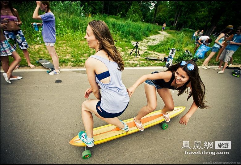 超养眼俄罗斯美女街头玩滑板