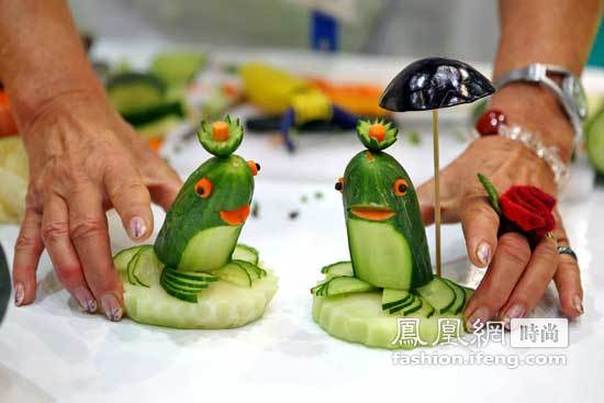 蔬果雕刻大赛秀绝活 黄瓜变可爱青蛙
