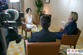 2010年5月23日，参加第二轮中美战略与经济对话的美国国务卿希拉里和财政部长盖特纳，在万豪酒店接受了凤凰卫视《鲁豫有约》的独家专访。这是他们此次中国行接受的唯一一次电视专访。【感谢凤凰卫视北京公关部供稿】