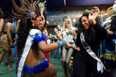 巴西是充满了南美风情的热情桑巴舞之国，各国的美女佳丽们都卯足了劲一展舞姿。性感热辣的风情席卷全场。