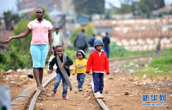 肯尼亚首都内罗毕 驶在人间地表下的火车