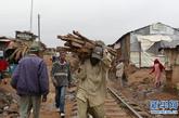 连接乌干达和肯尼亚的火车主干线穿越基贝拉贫民窟，当地居民搭乘火车往返市区上下班，低廉的票价使火车成为当地居民最经济实惠的交通工具。新华社发
