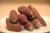 九、长斑的红薯 　　红薯上长黑斑，是由于感染黑斑菌所致，吃后易中毒。 

