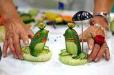 德国莱比锡，首届欧洲蔬果雕刻艺术品大赛在德国莱比锡举行，来自欧洲各国的大厨们用诸如南瓜、黄瓜、茄子、木瓜、胡萝卜、卷心菜等蔬果雕刻出精美的作品，黄瓜青蛙、茄子企鹅生动可爱。