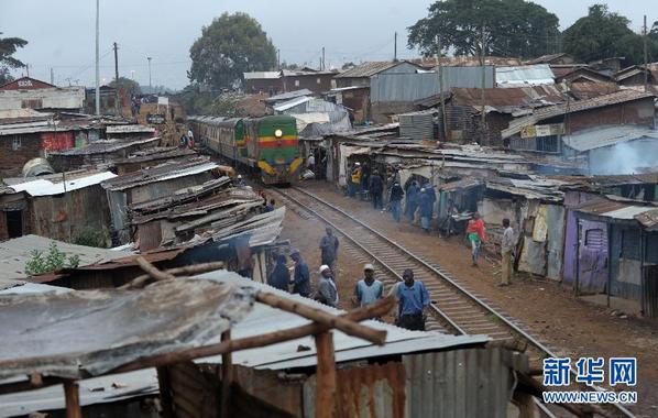 肯尼亚首都内罗毕 驶在人间地表下的火车