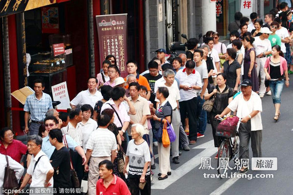 上海真老大房鲜肉月饼 排队3小时盛况堪比世博会