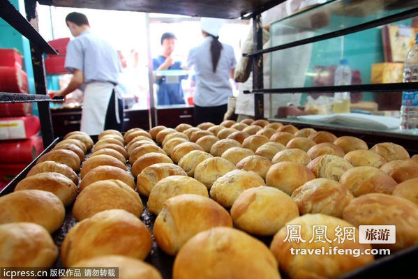 上海真老大房鲜肉月饼 排队3小时盛况堪比世博会