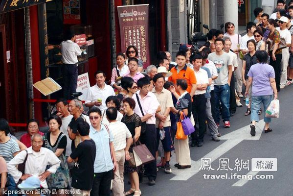 上海真老大房鲜肉月饼 排队3小时盛况堪比世博会