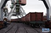 货运列车在俄罗斯符拉迪沃斯托克市最大的商业港口内装运货物（2011年8月2日摄）。新华社记者姜克红摄