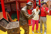 2011年9月6日，上海，作为今年上海旅游节和上海购物节系列活动，豫园中国日（节）豫园“非遗文化节”暨中华老字号文化展活动9月7日至10月7日在豫园商城中心广场举行，通过技艺展示、文化宣传、产品介绍等方式，进一步推广和传承中华文化与传统技艺。 老上海“小热昏”雕塑