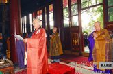 持田日勇团长在法会上念诵祈祷文书（图片来源：凤凰网华人佛教  摄影：桑吉扎西）