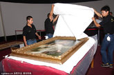 2011年9月6日，两件来自墨西哥私人收藏的艺术珍品在北京正式开箱点交，分别是佛朗索瓦·吕德的雕塑作品《赫伯女神与朱庇特的鹰》和法国学院派画家纪尧姆·西涅克《宁芙女神》。由中华世纪坛世界艺术馆、西蒙基金会及国内五家博物馆共同举办的“古典与唯美——西蒙基金会收藏雕塑、绘画展”将于9月15日在北京拉开全国巡展的序幕。展览将展出近80件19-20世纪初的欧洲雕塑与绘画。 图为2011年9月6日，北京中华世纪坛，法国学院派画家纪尧姆·西涅克的油画《宁芙女神》开箱点交。