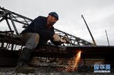 工人在加紧修建从俄罗斯符拉迪沃斯托克市区通往机场的西伯利亚大铁路延伸线工程（2011年8月3日摄）。新华社记者姜克红摄