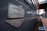 俄罗斯最新研制的新型电力火车头停靠在符拉迪沃斯托克火车站（2011年8月2日摄）。新华社记者姜克红摄