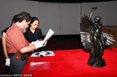 2011年9月6日，北京中华世纪坛，佛朗索瓦·吕德的雕塑作品《赫伯女神与朱庇特的鹰》开箱点交。吕德是巴黎凯旋门一侧的浮雕群像《马赛曲》的作者。