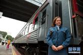西伯利亚大铁路的终点站俄罗斯符拉迪沃斯托克火车站内，一名列车乘务员等候旅客上车（2011年8月1日摄）。新华社记者姜克红摄