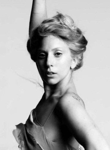 Lady GaGa淡妆写真 如芭蕾公主般优雅
