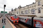 在西伯利亚大铁路的终点站俄罗斯符拉迪沃斯托克火车站内，客运列车等候发车（2011年8月2日摄）。新华社记者姜克红摄