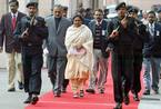 印度女部长爱政治更爱美 派遣私人飞机买凉鞋