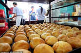 2011年9月6日，上海南京路步行街，真老大房鲜肉月饼店，新鲜出炉的月饼。