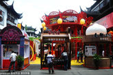 2011年9月6日，上海，作为今年上海旅游节和上海购物节系列活动，豫园中国日（节）豫园“非遗文化节”暨中华老字号文化展活动9月7日至10月7日在豫园商城中心广场举行，通过技艺展示、文化宣传、产品介绍等方式，进一步推广和传承中华文化与传统技艺。