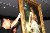 2011年9月6日，北京中华世纪坛，法国学院派画家纪尧姆·西涅克的油画《宁芙女神》开箱点交。