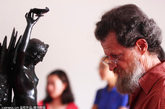 2011年9月6日，北京中华世纪坛，佛朗索瓦·吕德的雕塑作品《赫伯女神与朱庇特的鹰》开箱点交。吕德是巴黎凯旋门一侧的浮雕群像《马赛曲》的作者。