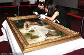 2011年9月6日，北京中华世纪坛，法国学院派画家纪尧姆·西涅克的油画《宁芙女神》开箱点交。
