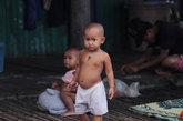 柬埔寨暹粒省洞里萨胡周围的一个村庄，有太多孩子裸露着身子，这是一些纯真的裸露。是那些穿上衣服再脱光衣服的行为艺术所不能表达的真实。