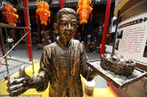 2011年9月6日，上海，作为今年上海旅游节和上海购物节系列活动，豫园中国日（节）豫园“非遗文化节”暨中华老字号文化展活动9月7日至10月7日在豫园商城中心广场举行，通过技艺展示、文化宣传、产品介绍等方式，进一步推广和传承中华文化与传统技艺。 老上海叫卖小吃的雕塑