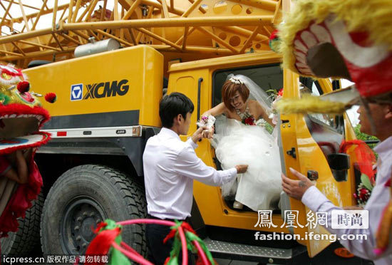 最抢眼婚礼 另类“吊车”充当婚车 