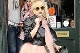 Lady Gaga这款“驴蹄”造型曾经轰动一时，个性的机车皮夹克和复古圆墨镜形成了很鲜明的时代冲撞，内搭则是流苏裙，带有蓬裙效果的臀部造型让她看起来更加另类，混搭香奈儿手袋和网袜，多样黑色单品为她增添叛逆感，着实彰显独树一帜的教母风范。
