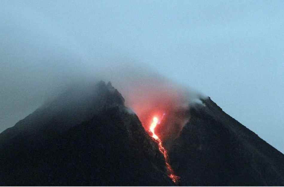 印尼默拉皮火山连续数次喷发[高清大图]