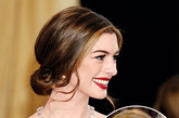扇形低发髻：
还觉得低发髻看上去老气横秋？看看Anne Hathaway在今年81届Oscar上的表现吧！身为主持人的她不仅在现场恶搞，机智的表现令人称赞，红毯上一袭红裙搭配的扇形低发髻，也非常有借鉴价值。﻿ 